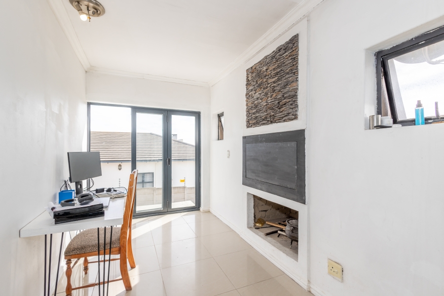6 Bedroom Property for Sale in Jakarandas Western Cape